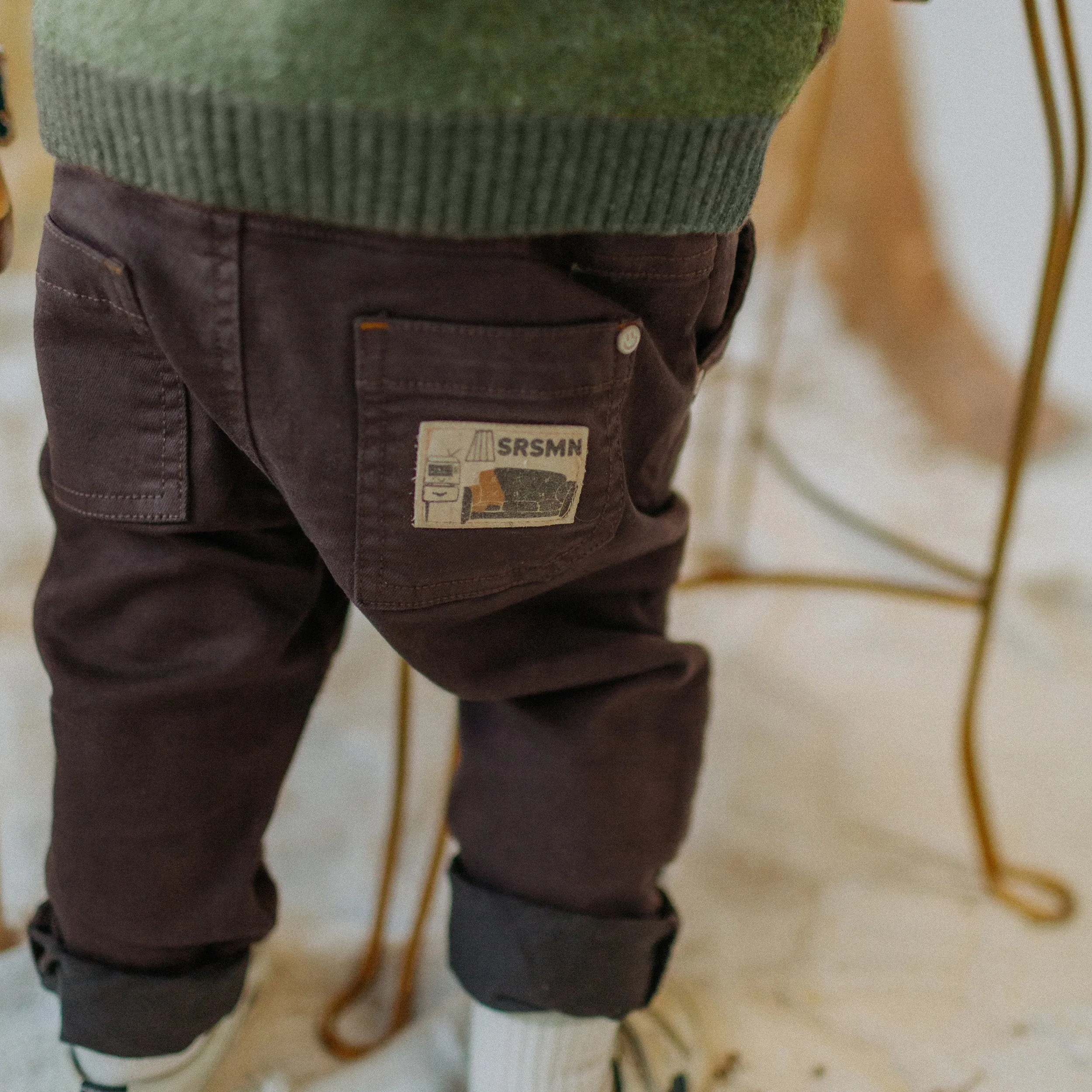 Pantalon en denim extensible coloré brun foncé, bébé || Dark brown colorful stretch denim pants, baby