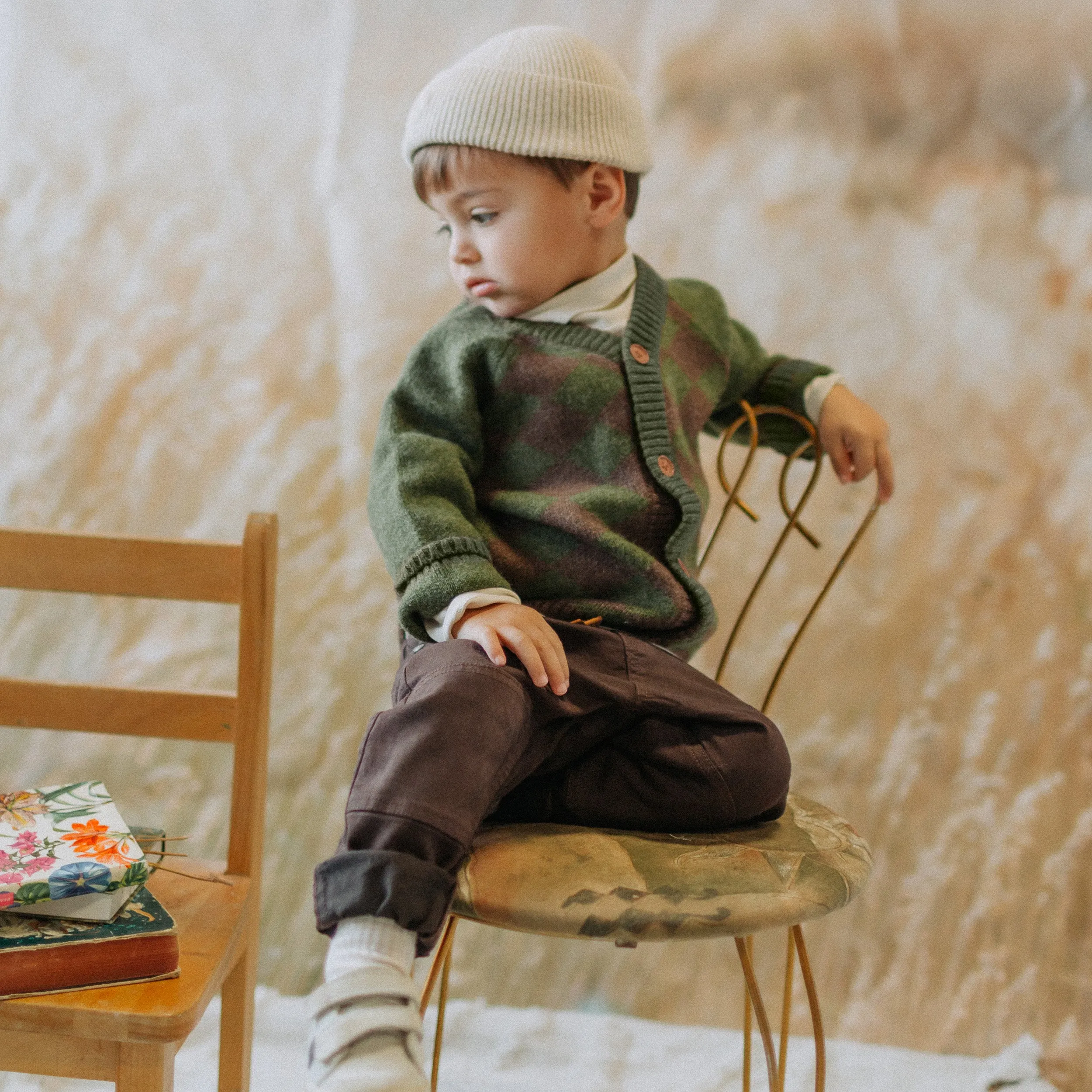 Pantalon en denim extensible coloré brun foncé, bébé || Dark brown colorful stretch denim pants, baby