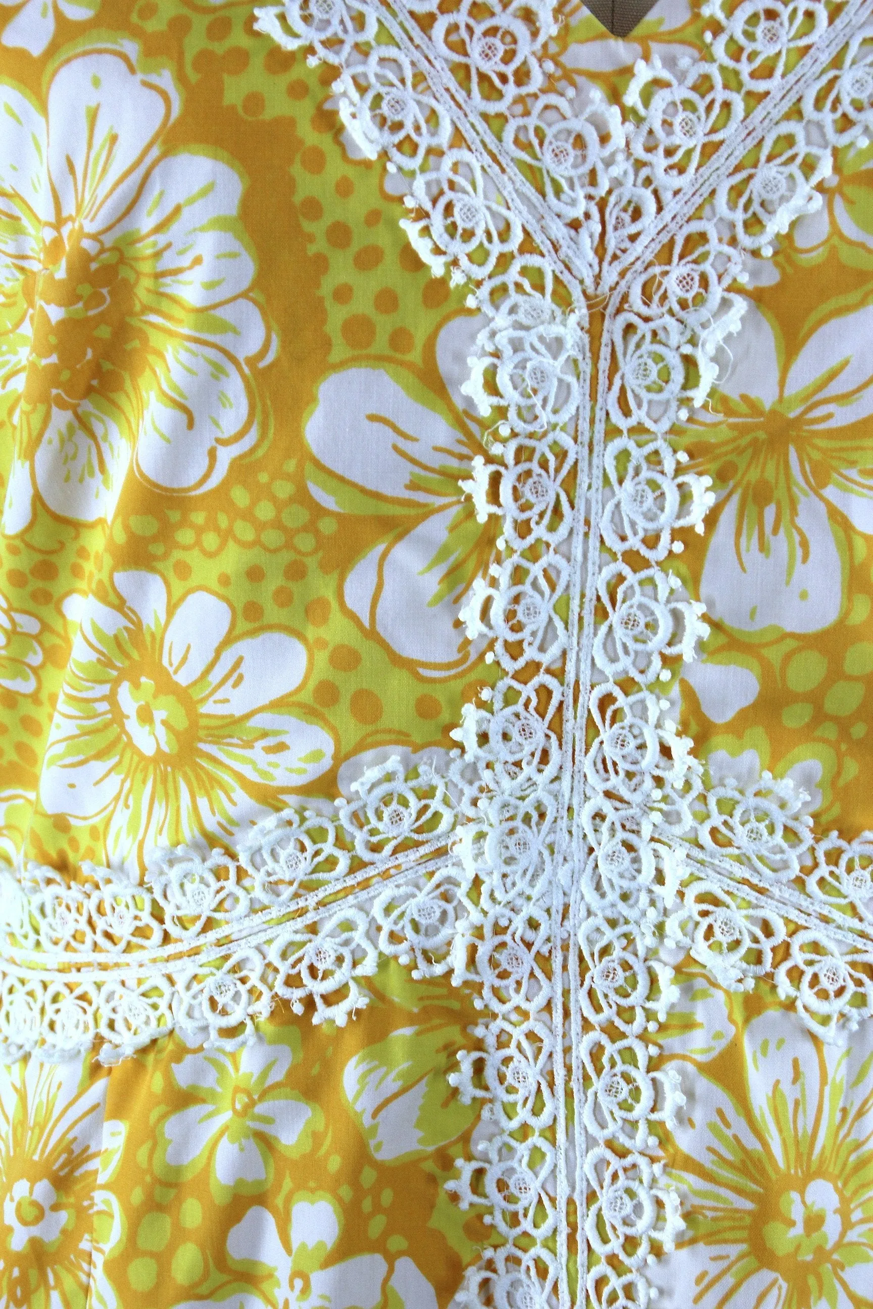 Vintage 1960s Shift Day Dress / Preppy Yellow Floral  Print